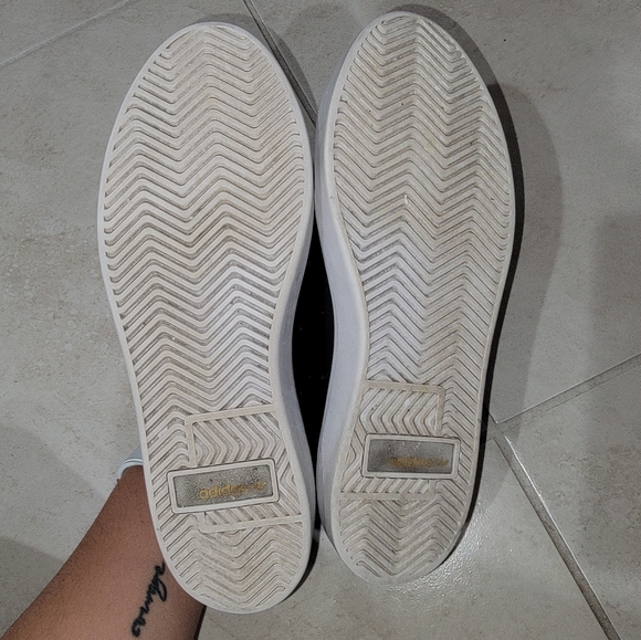 Sleek Adidas Sneakers - Picture 5 of 6